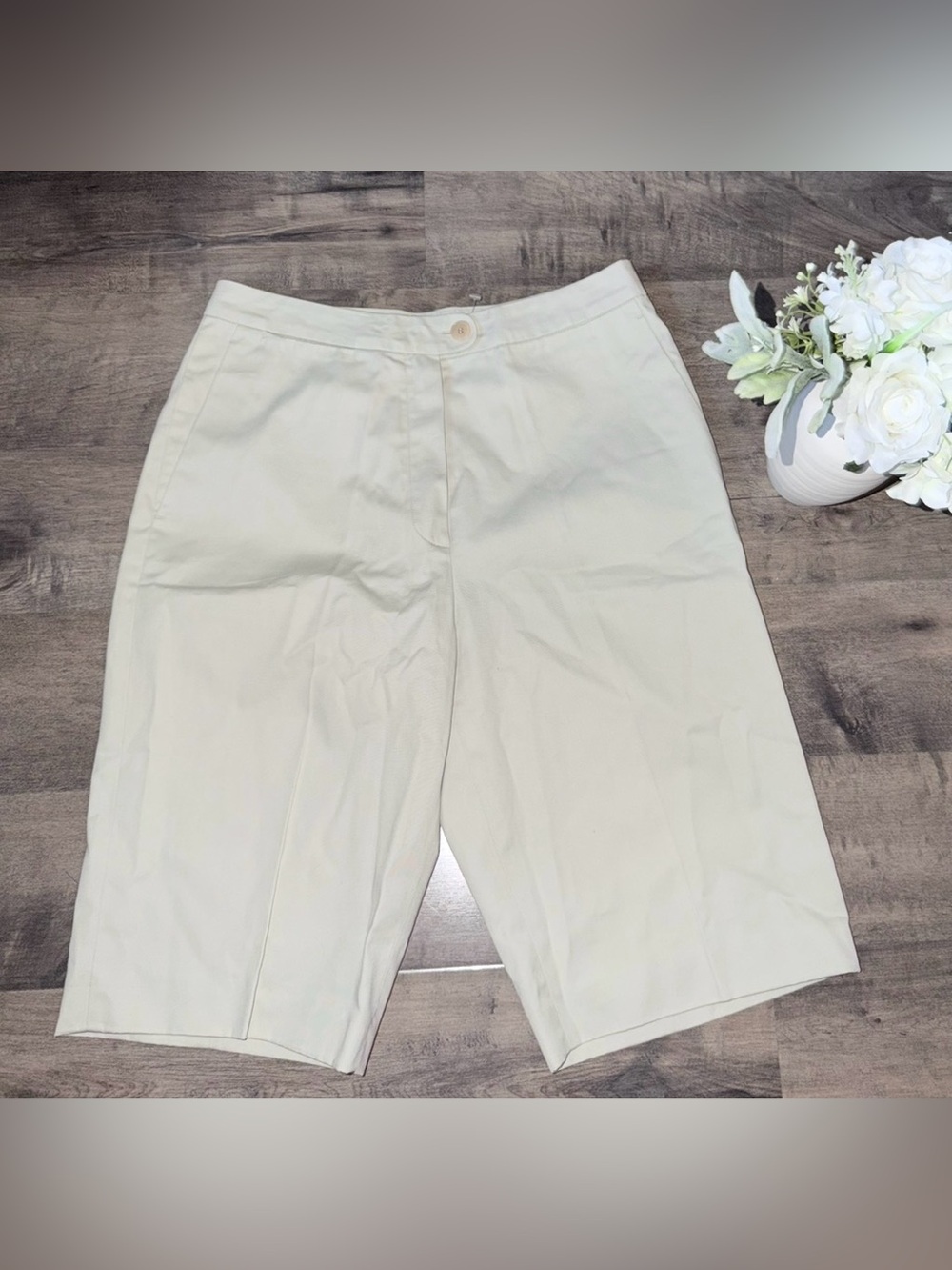 Escada Cream Mid-Length Chino Shorts